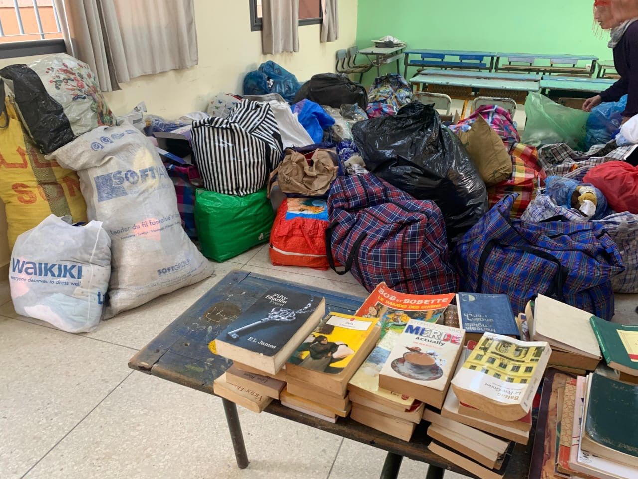 Livres et sacs de dons dans une salle de classe