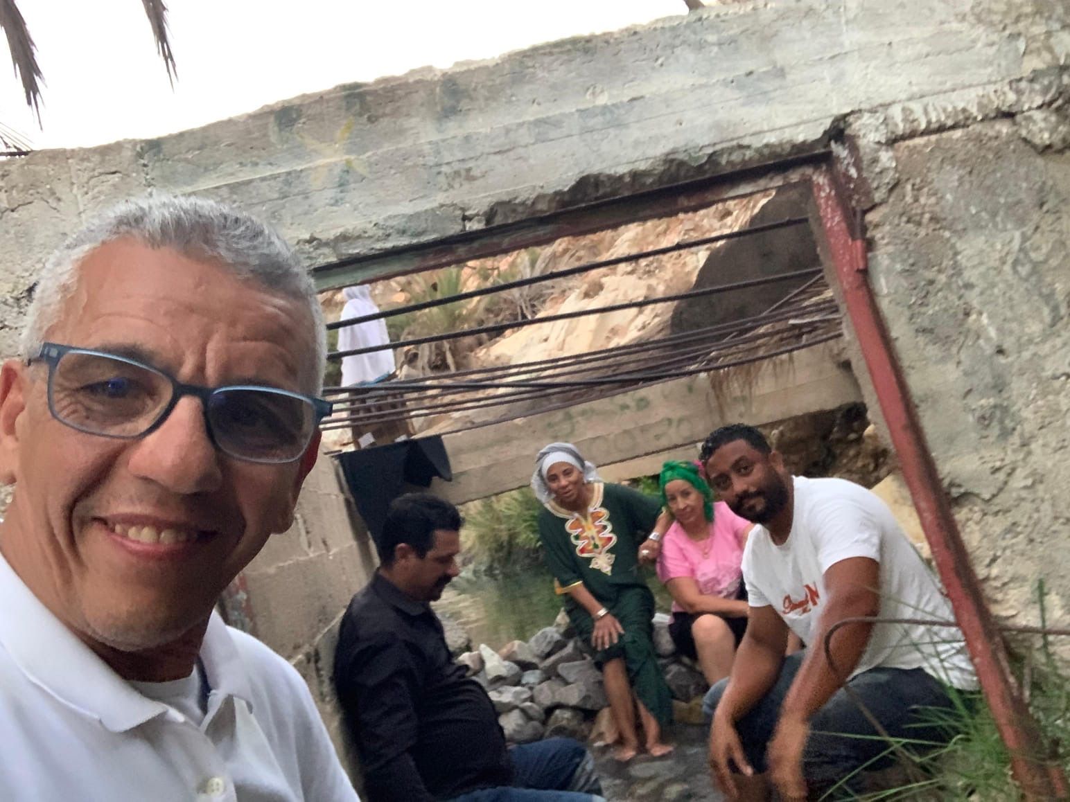 L'équipe au bord de l'oued